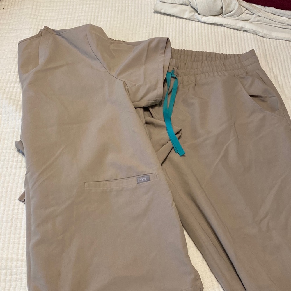 FIGS jogger scrub set XXL tan.